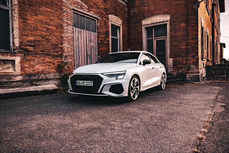 Weiß Gebraucht 2020 Audi A3 S-Line Limousine | 30.000 € - Bild 1/4