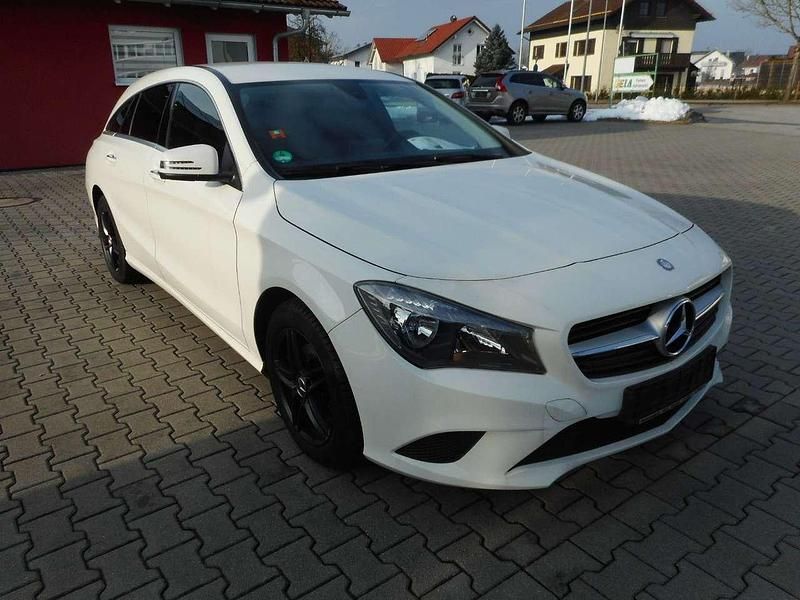 Gebraucht Mercedes CLA200 156 PS (114 kW) 2016 Calcitweiss/zirrusweiss Kombi