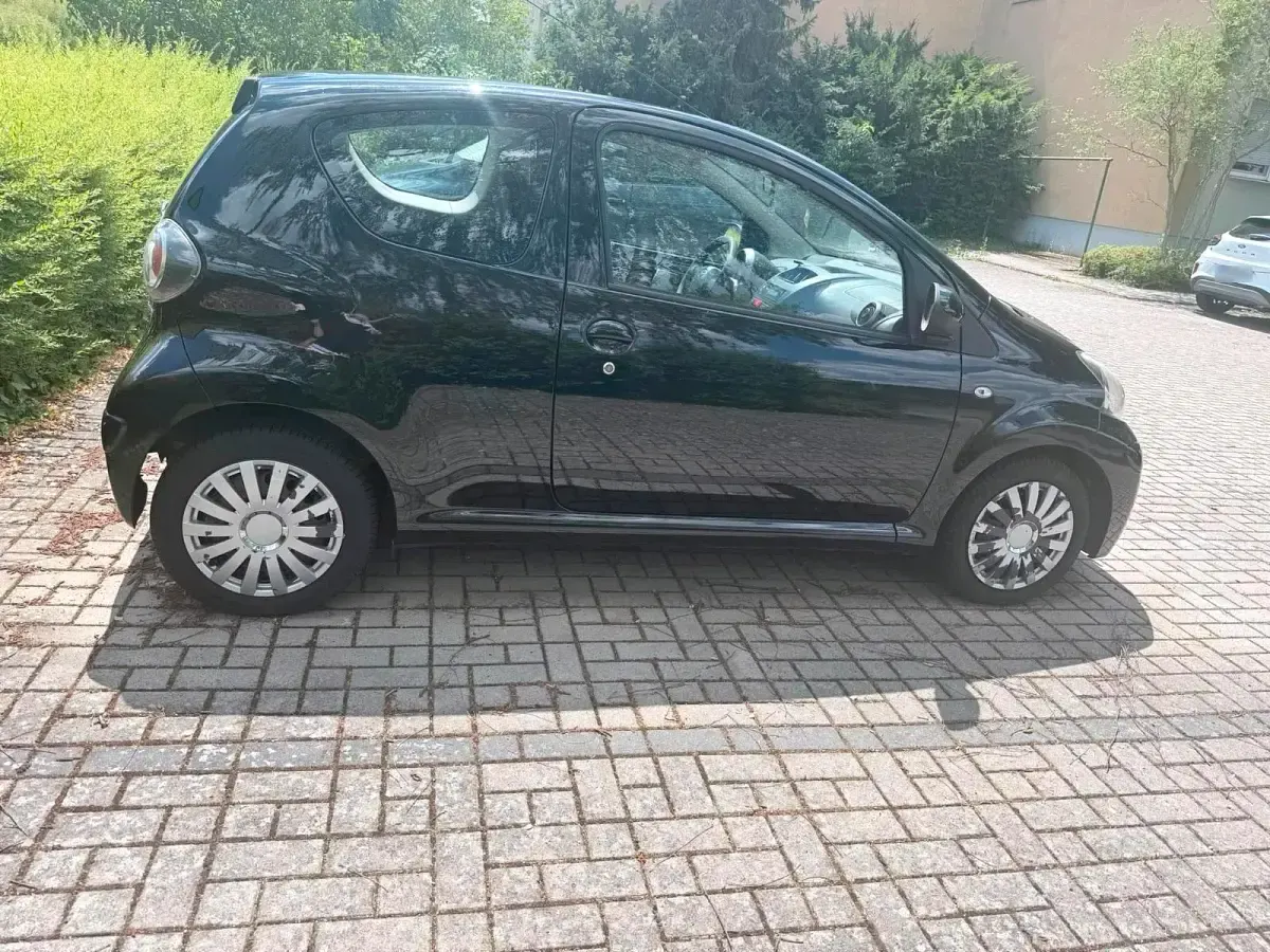 Gebraucht Toyota Aygo 68 PS (50 kW) 2013 Schwarz Kleinwagen