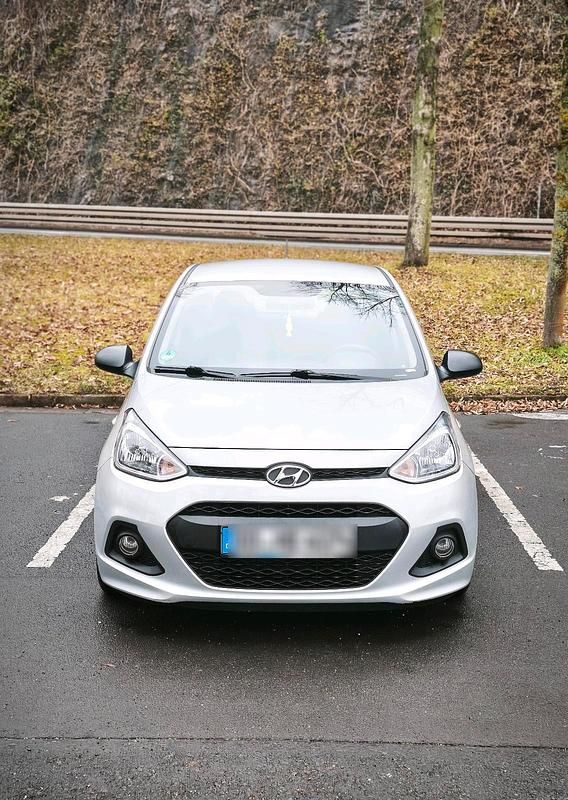 Gebraucht Hyundai i10 67 PS (49 kW) 2015 Silber Kleinwagen