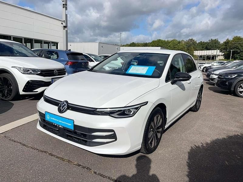 Oryxweiß perlmutteffekt Gebraucht 2024 VW Golf VIII Goal Limousine | 24.850 € (Superpreis) - Bild 1/4