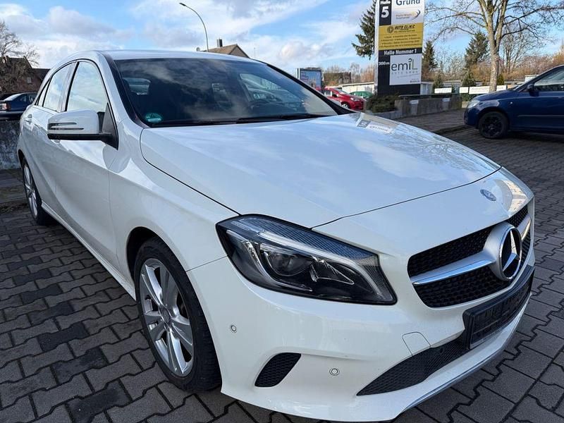 Gebraucht Mercedes A180 122 PS (89 kW) 2016 Weiß Limousine