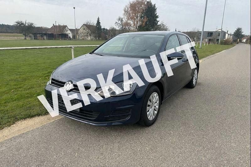 Blau Gebraucht 2016 VW Golf Trendline Limousine | 9.900 € (Guter Preis) - Bild 1/4