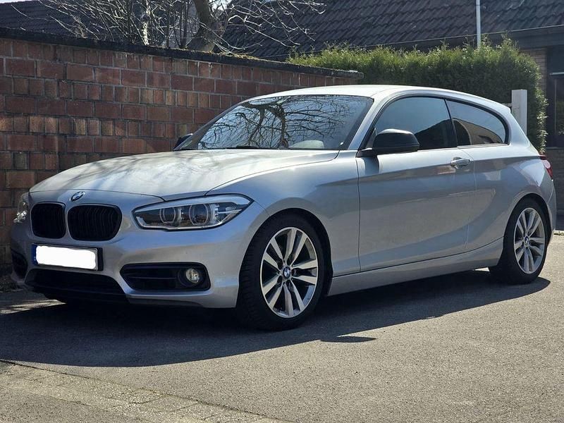 Silber Gebraucht 2015 BMW 120 Sport Line Kleinwagen | 8.950 € (Fairer Preis) - Bild 1/4