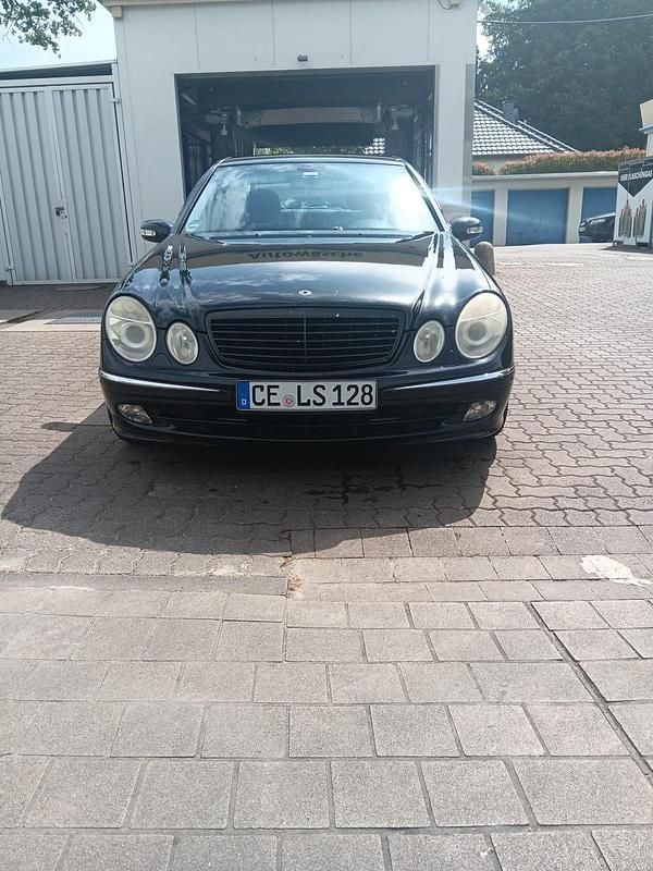 Schwarz Gebraucht 2005 Mercedes E320 Limousine | 5.500 € (Teuer) - Bild 1/4