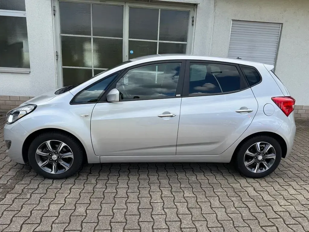 Gebraucht Hyundai ix20 Passion 125 PS (91 kW) 2017 Silber Kleinwagen
