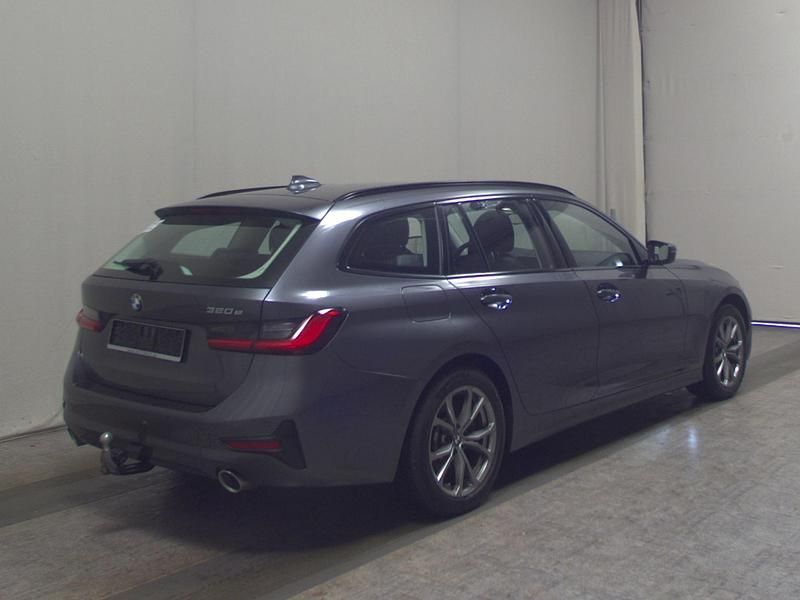 Gebraucht BMW 320e Sport Line 204 PS (150 kW) 2021 Grau Kombi
