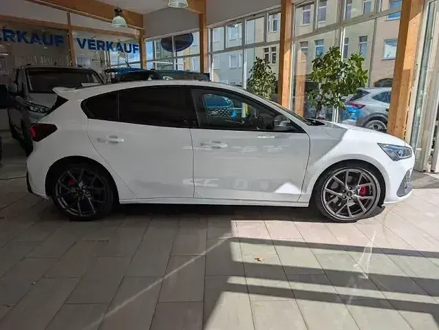 Używany Ford Focus ST 280 KM (205 kW) 2025 Biały Sedan/Limuzyna