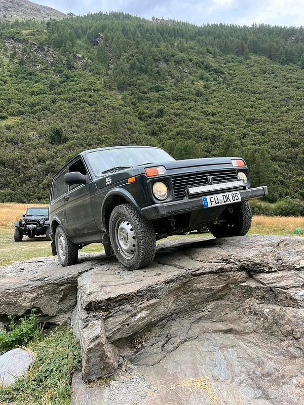 Grün Gebraucht 2010 Lada niva SUV | 5.000 € (Fairer Preis) - Bild 1/4