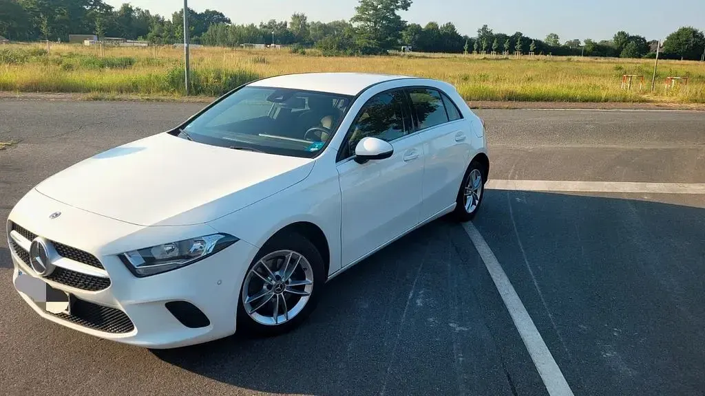 Gebraucht Mercedes A180 116 PS (85 kW) 2022 Weiß Limousine