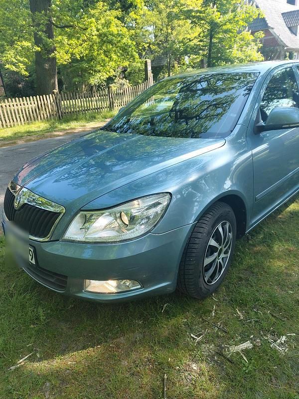 Grau Gebraucht 2010 Skoda Octavia Limousine | 3.500 € (Fairer Preis) - Bild 1/4