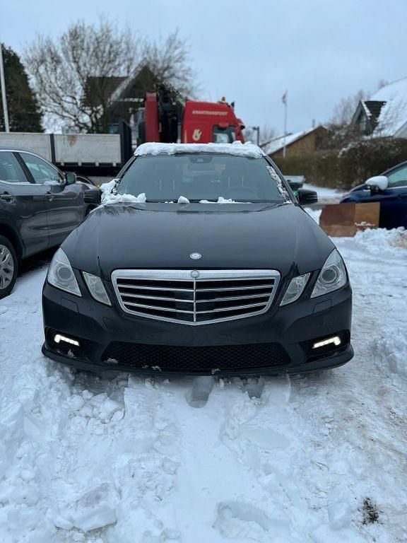 Gebraucht Mercedes E350 Avantgarde 265 PS (194 kW) 2011 Schwarz Limousine