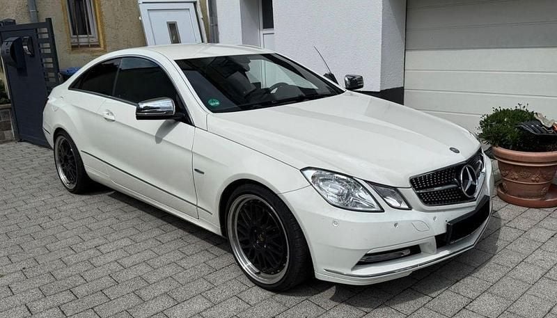 Weiß Gebraucht 2012 Mercedes E200 Coupé | 11.999 € (Guter Preis) - Bild 1/4