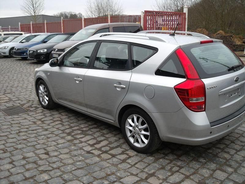 Gebraucht Kia Ceed 109 PS (80 kW) 2010 Silber Kleinwagen