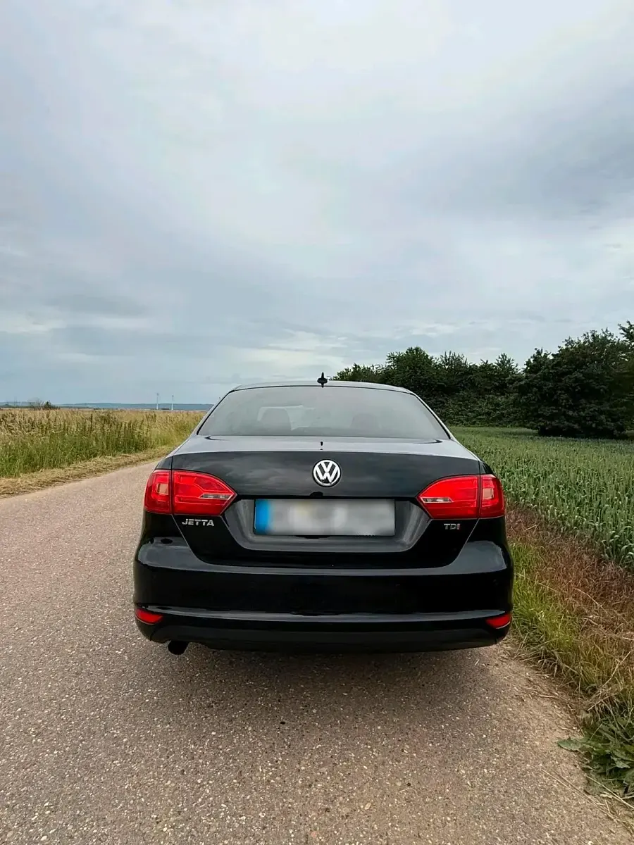 Gebraucht VW Jetta 105 PS (77 kW) 2012 Schwarz Limousine