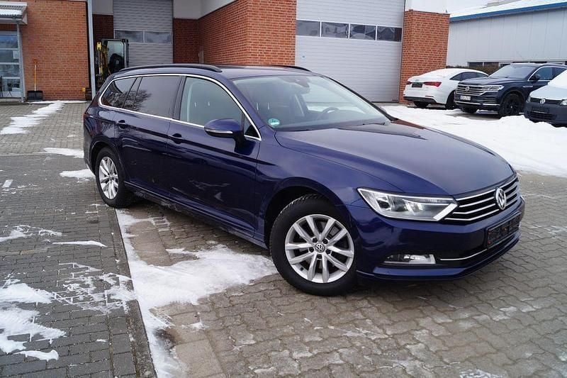 Blau Gebraucht 2019 VW Passat Comfortline Limousine | 14.900 € (Guter Preis) - Bild 1/4