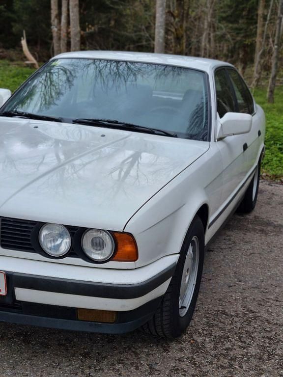 Weiß Gebraucht 1988 BMW 520 Limousine | 5.300 € - Bild 1/4