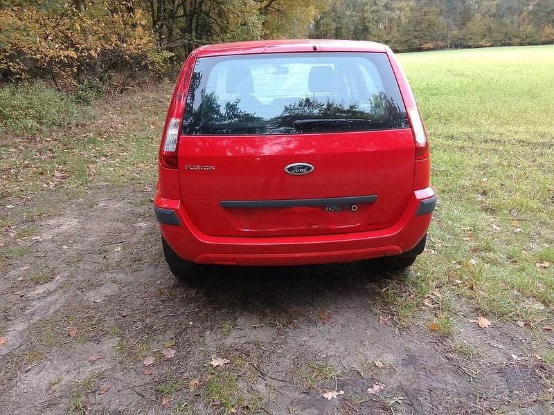 Second-hand Ford Fusion 101 CP (74 kW) 2005 Roșu Hatchback