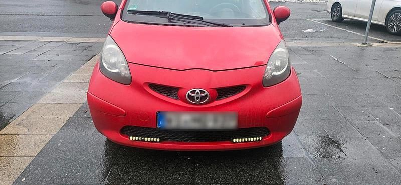Gebraucht Toyota Aygo 68 PS (50 kW) 2006 Rot Kleinwagen