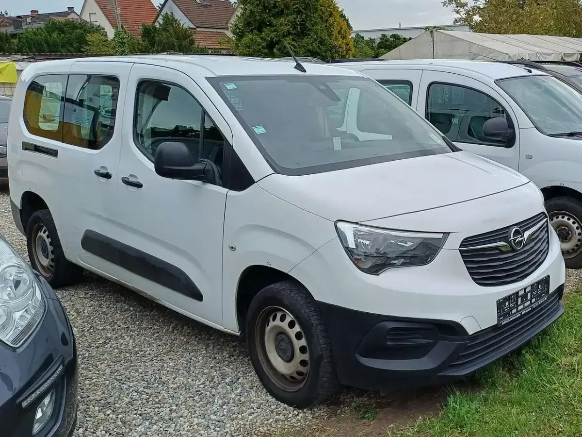 Używany Opel Combo Selection 102 KM (75 kW) 2021 Biały Minivan
