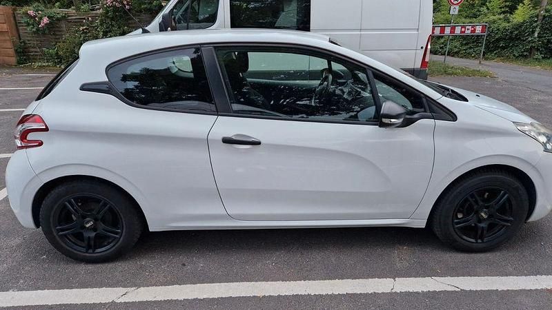 Gebraucht Peugeot 208 68 PS (50 kW) 2013 Weiß Kleinwagen