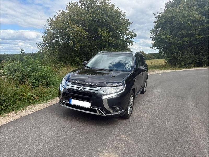 Schwarz Gebraucht 2020 Mitsubishi Outlander P-HEV Basis SUV | 19.600 € (Superpreis) - Bild 1/4