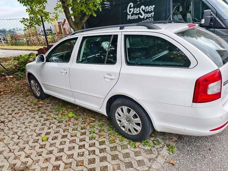 Weiß Gebraucht 2013 Skoda Octavia Elegance Kombi | 3.700 € (Fairer Preis) - Bild 1/4