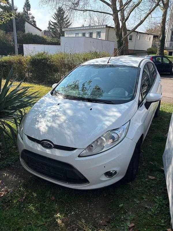 Gebraucht Ford Fiesta Ambiente 82 PS (60 kW) 2011 Weiß Kleinwagen