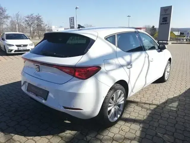 Używany Seat Leon Style 150 KM (110 kW) 2025 Biały Sedan/Limuzyna