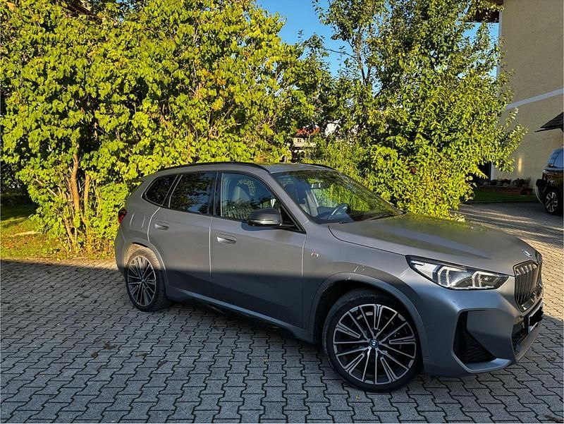 Grau Gebraucht 2023 BMW iX1 SUV | 39.500 € (Teuer) - Bild 1/4