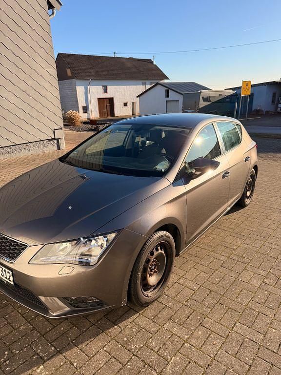 Grau Gebraucht 2015 Seat Leon Style Limousine | 7.599 € (Superpreis) - Bild 1/4
