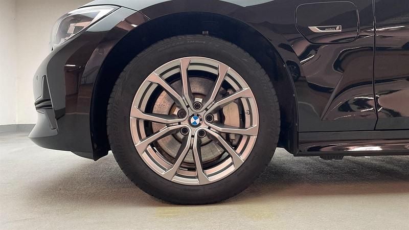 Gebraucht BMW 330e Advantage 292 PS (214 kW) 2022 Schwarz uni Kombi