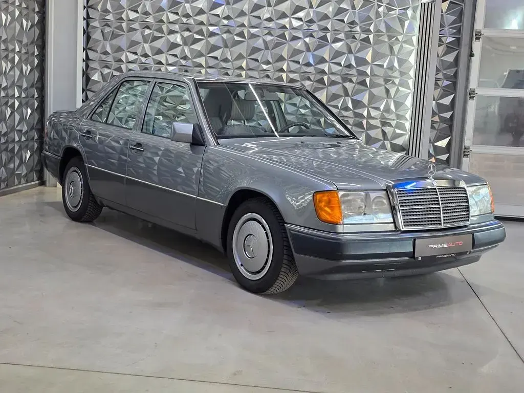 Gebraucht Mercedes E200 75 PS (55 kW) 1991 Grau Limousine