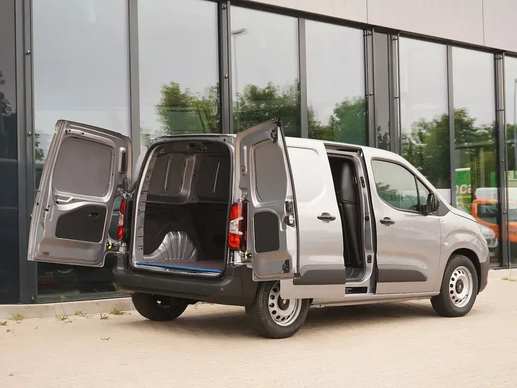 Neu Fiat e-Doblò 100 kW (136 PS) 2026 Maestro grau Van / Kleinbus