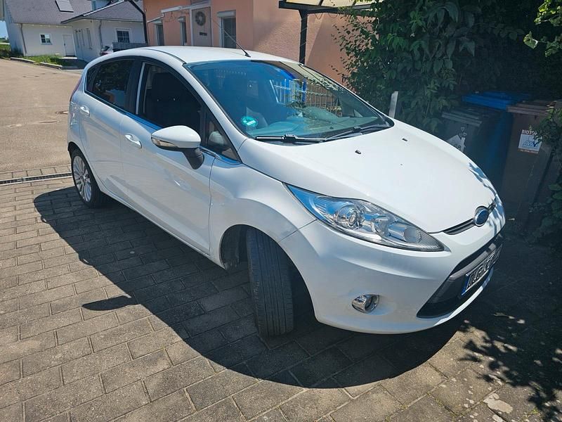Weiß Gebraucht 2010 Ford Fiesta Titanium Kleinwagen | 2.899 € - Bild 1/4