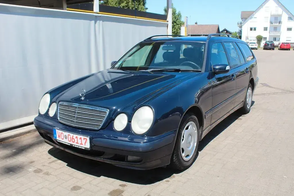 Gebraucht Mercedes E220 Classic 143 PS (105 kW) 2000 Blau Limousine