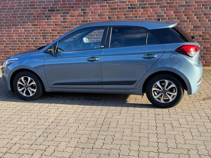 Gebraucht Hyundai i20 Passion 84 PS (61 kW) 2018 Grau Kleinwagen