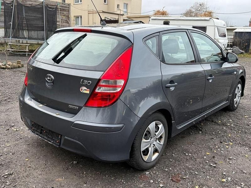 Gebraucht Hyundai i30 Edition 90 PS (66 kW) 2011 Grau Limousine