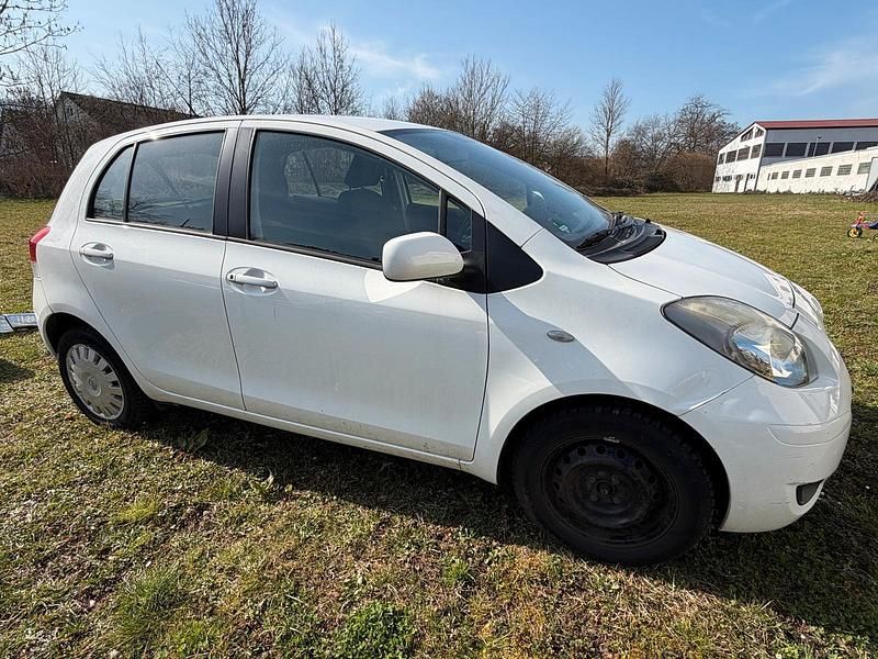 Gebraucht Toyota Yaris 101 PS (74 kW) 2010 Weiß Kleinwagen