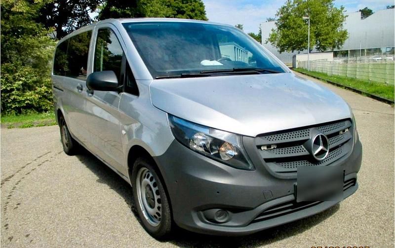 Silber Gebraucht 2017 Mercedes Vito Van / Kleinbus | 16.950 € (Fairer Preis) - Bild 1/4