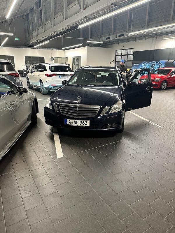 Gebraucht Mercedes E220 170 PS (125 kW) 2011 Blau Kombi