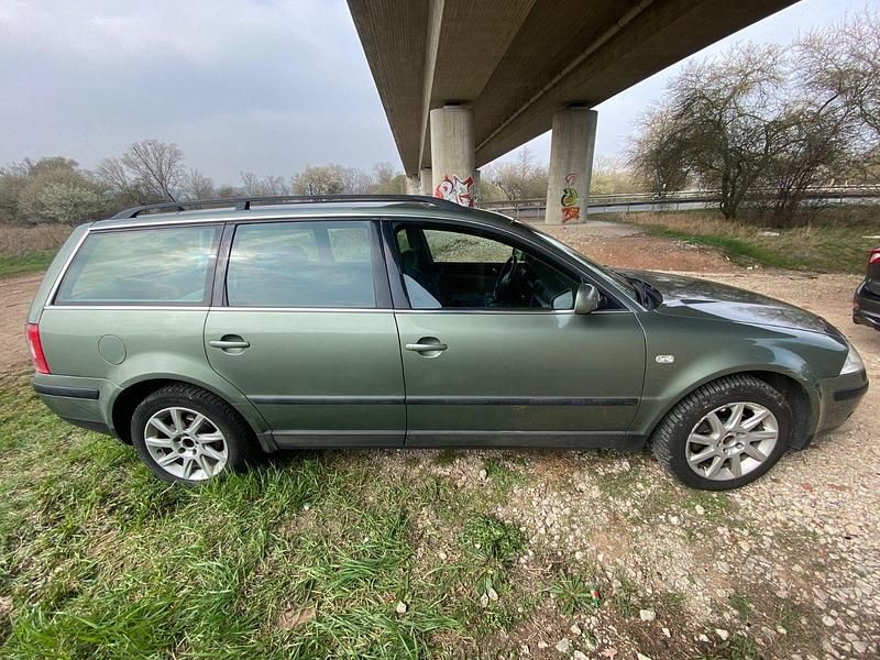 Gebraucht VW Passat 131 PS (96 kW) 2001 Grün Kombi