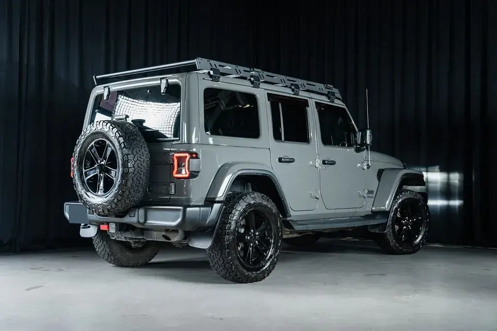 Gebraucht Jeep Wrangler Unlimited Sahara 264 PS (194 kW) 2021 Grau SUV