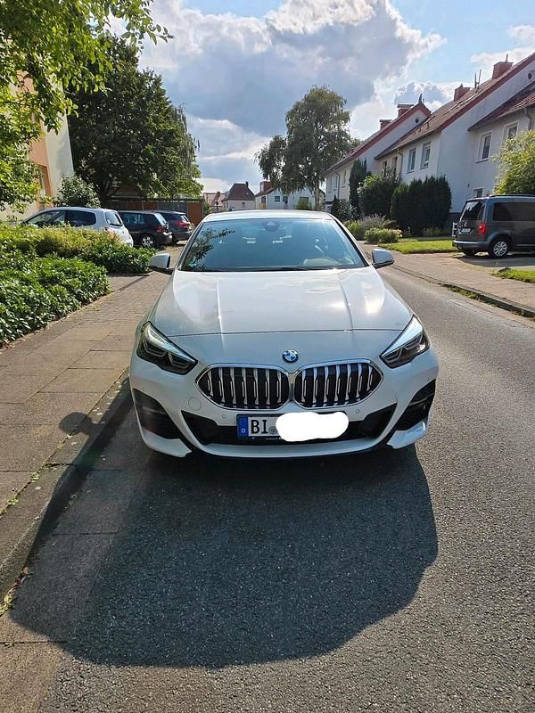 Weiß Gebraucht 2021 BMW 218 M Sport Coupé | 22.400 € - Bild 1/4
