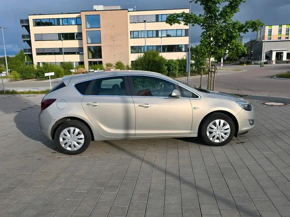 Gebraucht Opel Astra 180 PS (132 kW) 2010 Gold Limousine