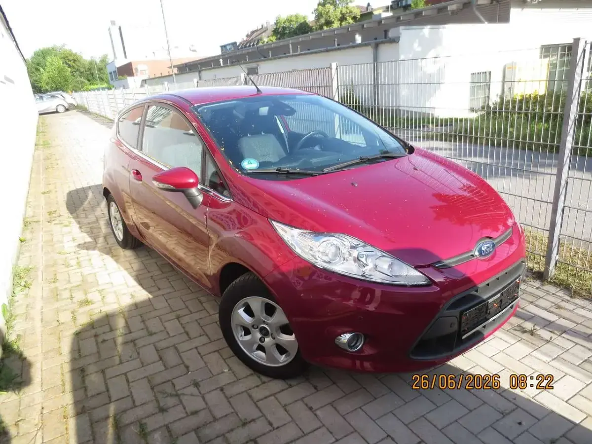 Gebraucht Ford Fiesta Titanium 82 PS (60 kW) 2012 Hot magenta Kleinwagen