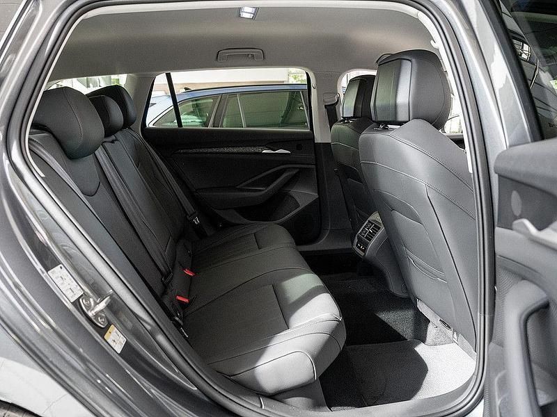 Neu Skoda Superb Selection 193 PS (141 kW) 2025 Grau Kombi