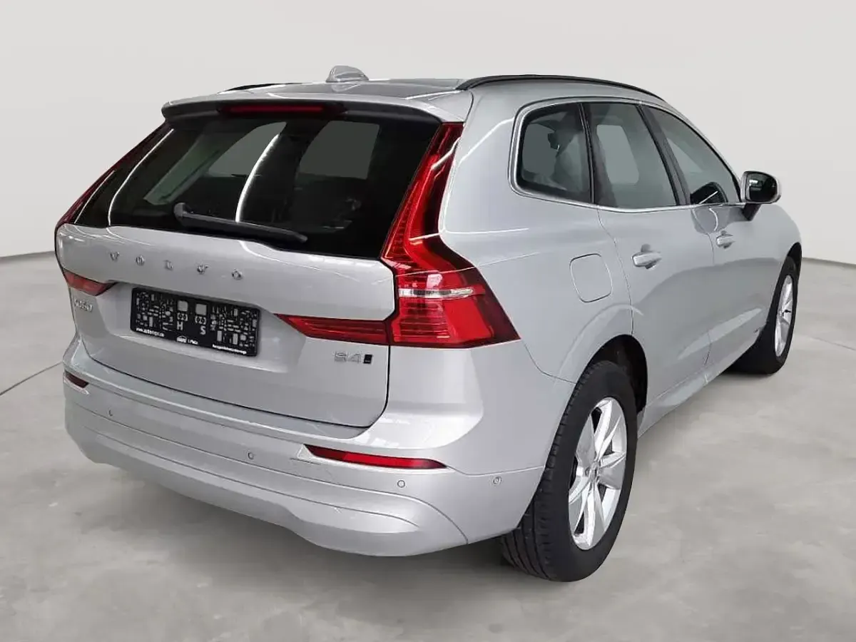 Gebraucht Volvo XC60 Momentum 197 PS (144 kW) 2022 Silver dawn metallic SUV