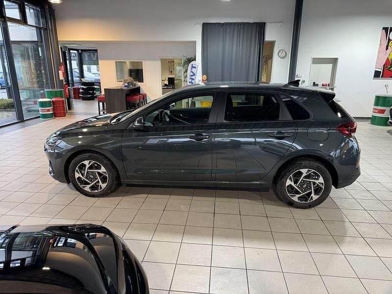 Neu Hyundai i30 140 PS (102 kW) 2025 Cypress green mineraleffekt Limousine