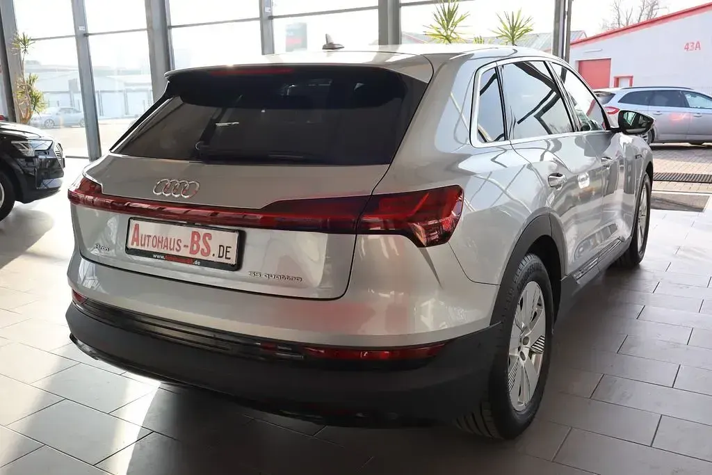 Gebraucht Audi e-tron 300 kW (408 PS) 2023 Florettsilber metallic SUV